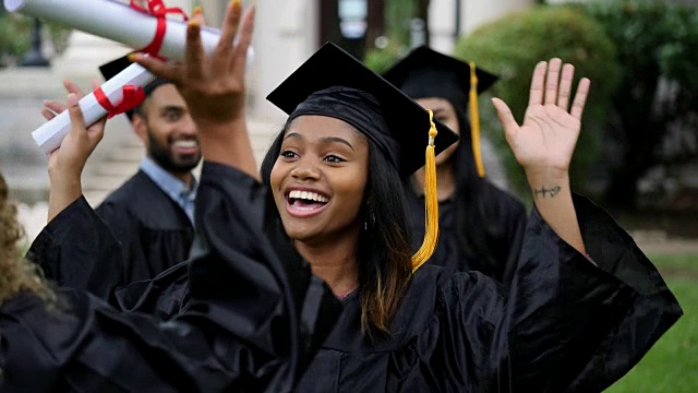 激动的非洲裔美国女大学毕业生拥抱她的女性朋友视频素材