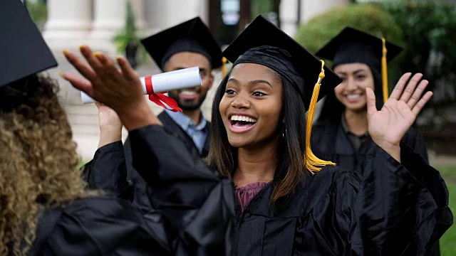 兴奋的非裔美国大学毕业生互相击掌视频素材