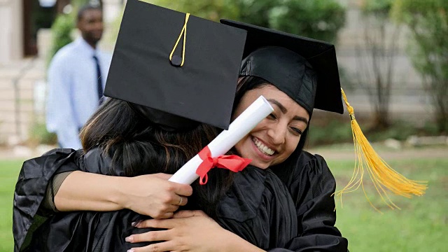 兴奋的西班牙女大学毕业生给她的朋友一个大大的拥抱毕业后视频素材