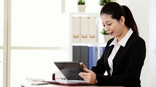 女性经理使用平板电脑视频下载