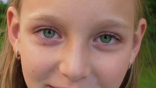 可爱的快乐的女孩，绿色的眼睛，裁剪的观点视频下载
