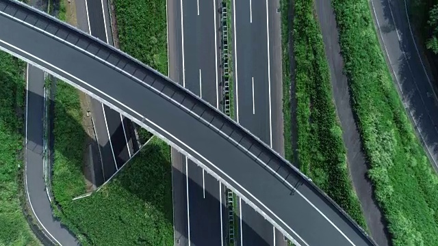 带自然的多车道公路鸟瞰图视频下载