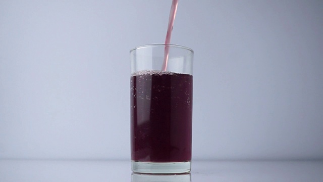 新鲜蔬菜和果汁在玻璃杯中饮用健康视频素材
