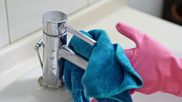 带着手套清洁浴室的家庭主妇视频素材