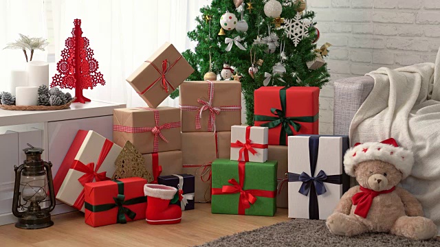圣诞树下有许多礼盒视频素材