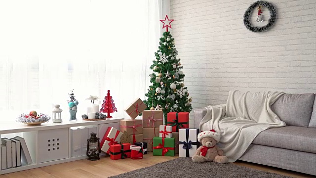 完美的圣诞树下的礼物视频素材