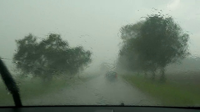 开车，倾盆大雨，大雨，司机和乘客的视角视频下载
