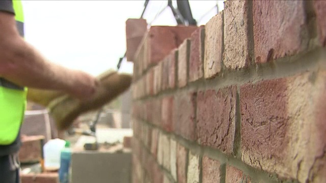 建筑工人正在砌砖墙视频素材