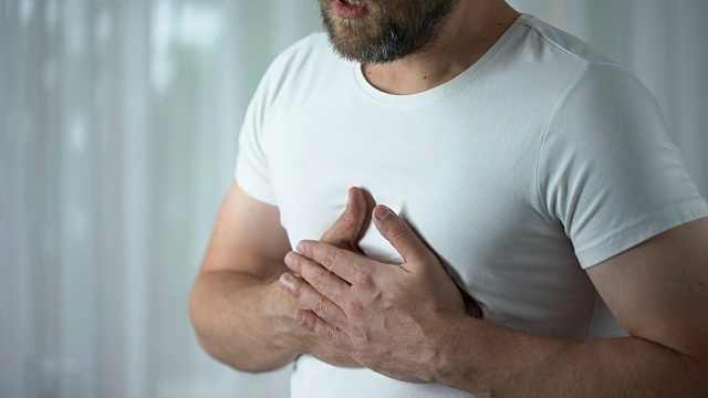 四十多岁的男人感到强烈的胸痛，压力引起的心脏病发作，心脏病视频下载