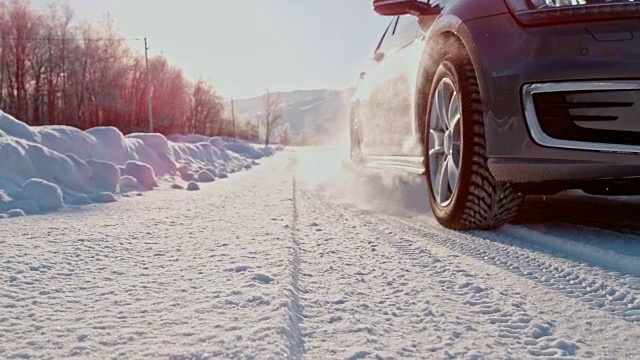 SLO MO汽车在雪地里行驶视频素材