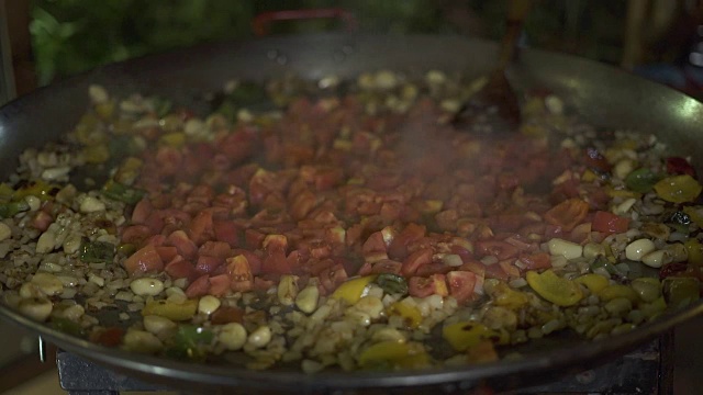 用橄榄油在热锅上煎炸新鲜蔬菜。西红柿，大蒜，洋葱和保加利亚胡椒在平底锅烹饪。在餐厅厨房处理蔬菜炖菜视频素材