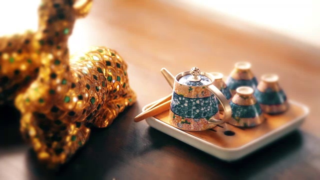 中国古董金茶具(茶壶和杯子)。视频素材