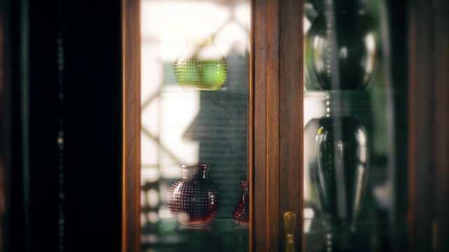 木质橱柜和古董玻璃花瓶。视频下载