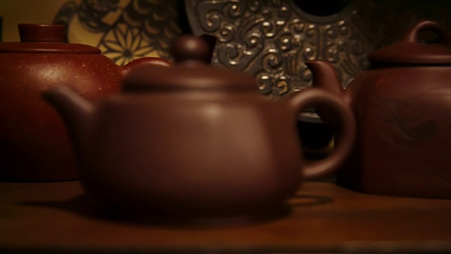 木架上的各种中式茶壶视频下载