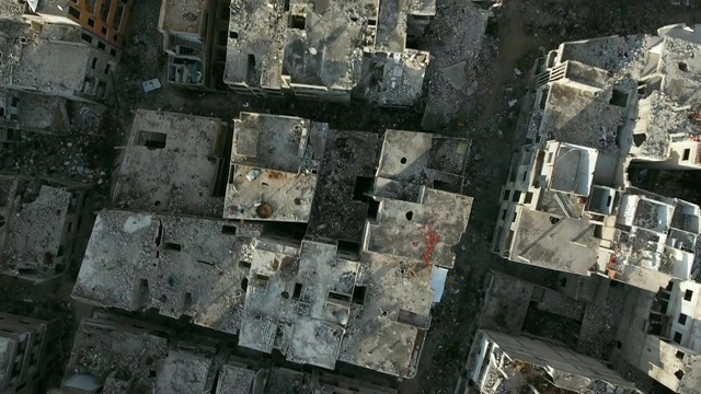 Aerial view over ruined houses after bombing视频素材
