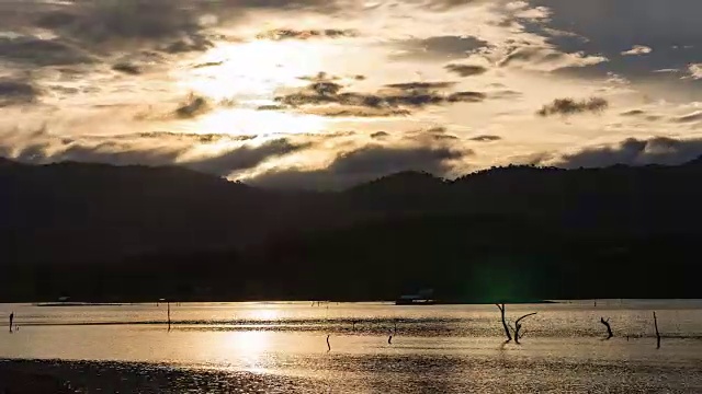 美丽的戏剧性的天空在日出的山和湖，时间流逝视频视频素材