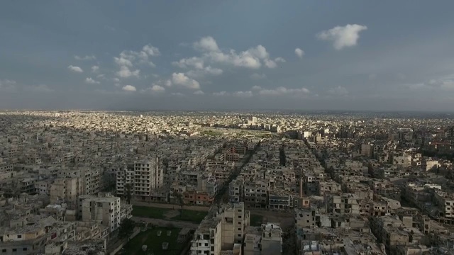 日落下叙利亚霍姆斯废墟的鸟瞰图视频素材