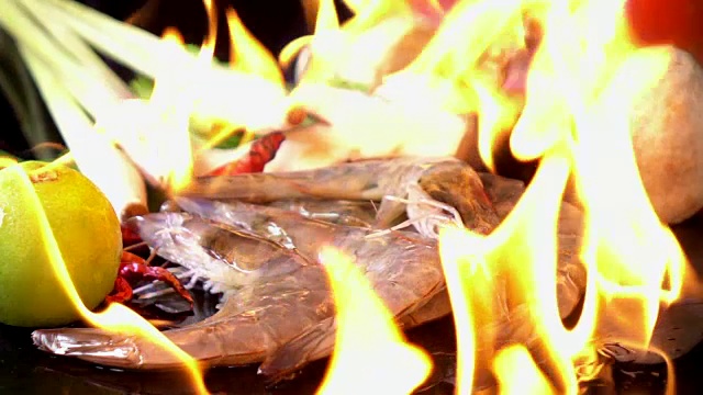 烤虾和泰式草药冬阴麻辣汤视频素材