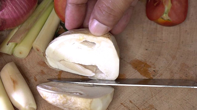 切片蘑菇慢动作视频素材