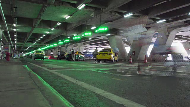 素万那普机场前的交通状况视频素材