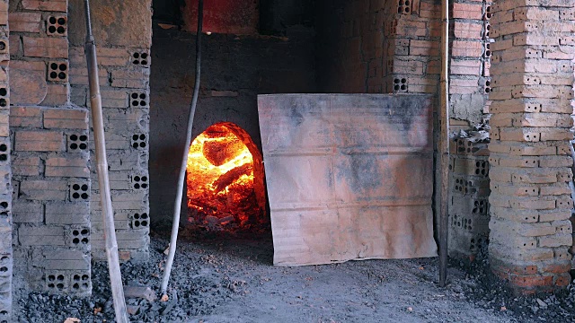 近距离烧制砖窑用木材烘烤砖。(砖工厂)视频素材