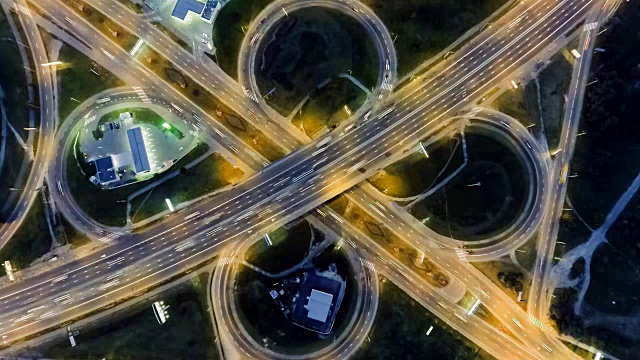 夜间高速公路立交交通的静态垂直鸟瞰图。间隔拍摄背景视频素材