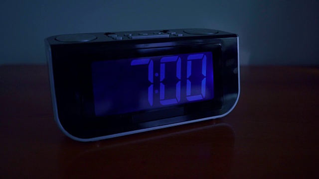 闹钟的特写镜头是早上7点视频素材