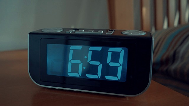 闹钟的特写镜头是早上7点视频素材