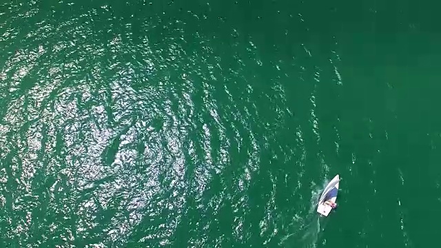 孤独的游艇在海岸线附近的海上航行视频素材