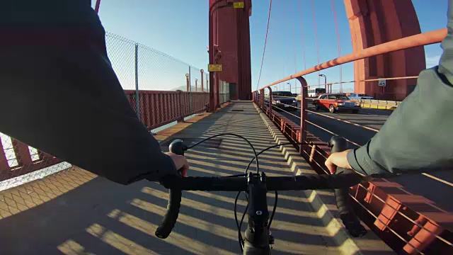 骑自行车:在旧金山金门大桥上视频素材