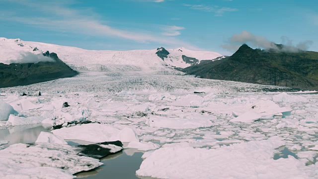 鸟瞰图飞越Fjallsarlon冰川泻湖冰山在冰岛视频素材