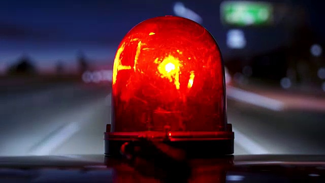 夜间在高速公路上驾驶带红色应急闪光灯的车辆视频下载