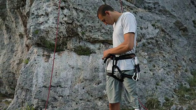 残疾人准备登山视频素材