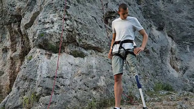 残疾人准备好攀岩了视频素材