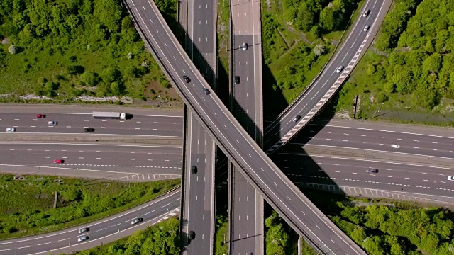 英国M25 M40高速公路枢纽鸟瞰图。4 k视频下载