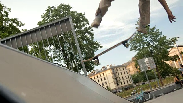 滑板骑手在滑板公园慢动作4K视频素材