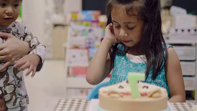 带着生日蛋糕的漂亮小女孩视频素材