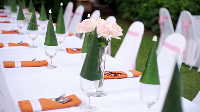 婚宴上装饰的餐桌。视频素材