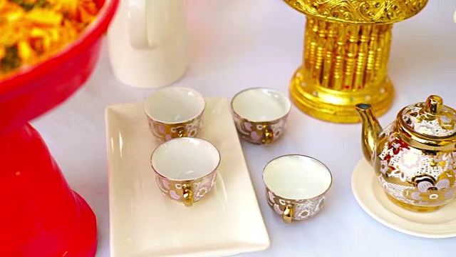古老的中国茶具，陶瓷茶壶和杯子。视频下载