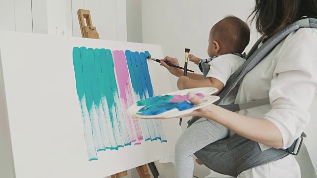 母亲和婴儿在家里画她的作品视频下载