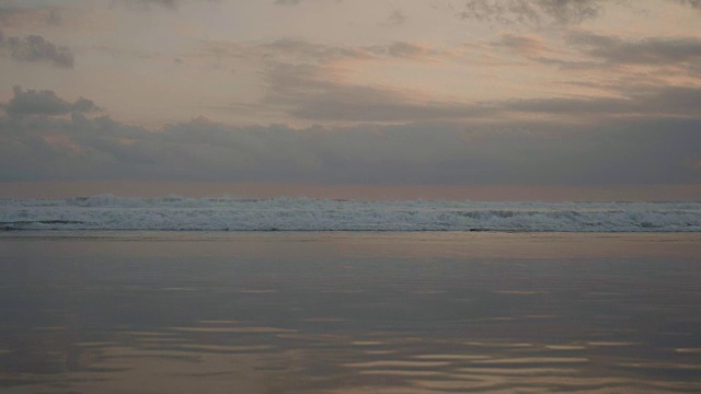 巴厘岛海滩的日落。视频素材