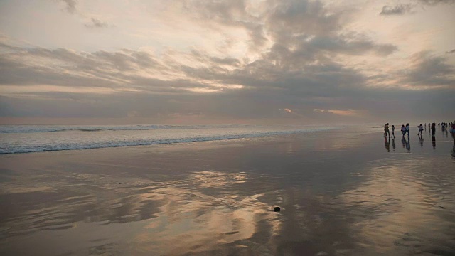 巴厘岛海滩的日落。视频素材