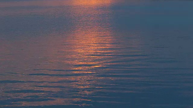 夕阳映照在碧波粼粼的水面上，视频素材
