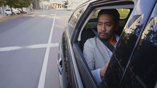 商人乘坐出租车穿过城市视频素材