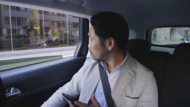 商人乘坐出租车穿过城市视频素材