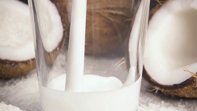 桌上放着慢镜头的椰奶和椰肉视频素材