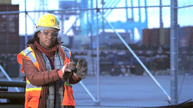 非裔美国妇女在港口，戴着工作手套视频素材