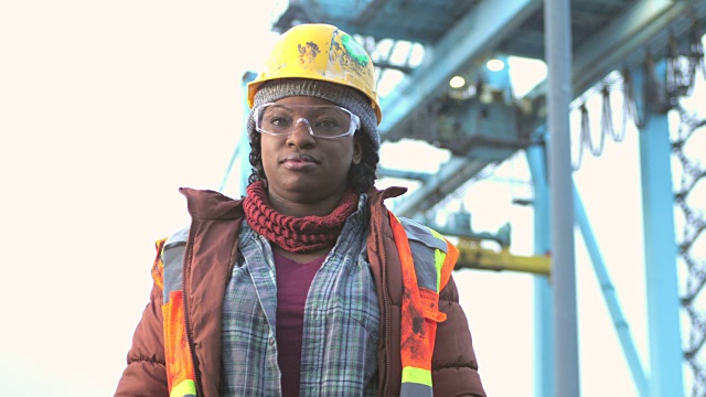 非裔美国妇女在海港工作，面带微笑视频素材