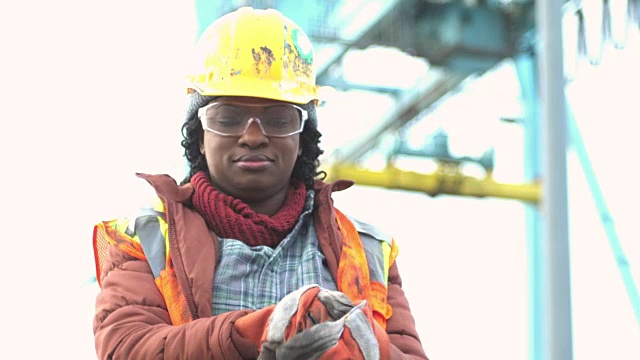 港口的女工戴上工作手套视频素材