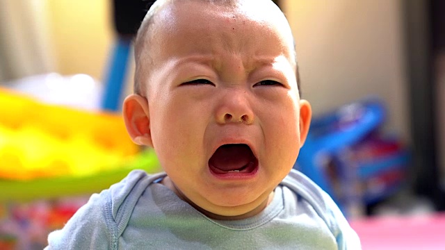 愤怒的小婴儿带着悲伤的表情，尖叫着，哭泣着。视频下载